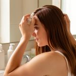 Cheveux qui regraissent dès le lendemain : la routine pour espacer les lavages sans sécher les longueurs