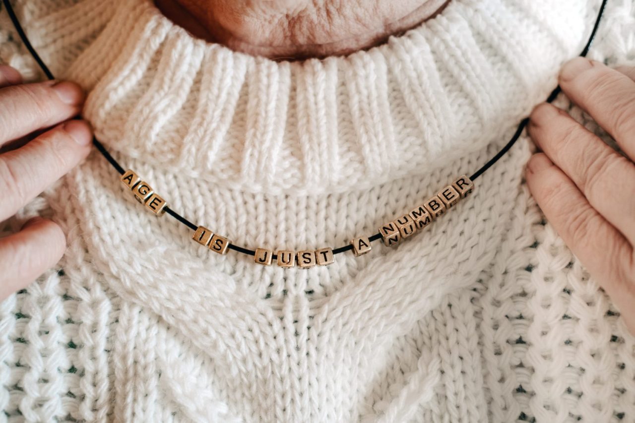 Maman portant un collier personnalisé autour du cou.