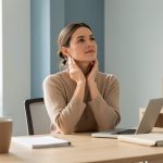 Tensions nuque et mâchoire au travail : la routine courte qui change la journée